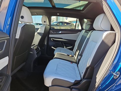 Used 2025 Volkswagen Atlas Cross Sport SEL Premium R-Line image 9