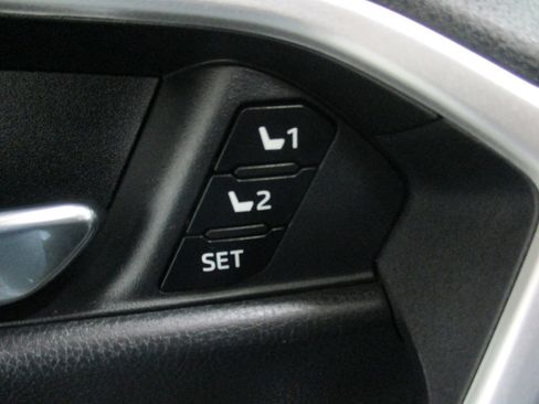 Used 2021 Toyota RAV4 XLE Premium image 19