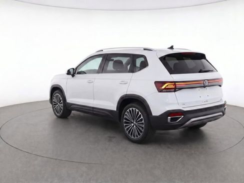 Used 2025 Volkswagen Taos SE FWD image 7