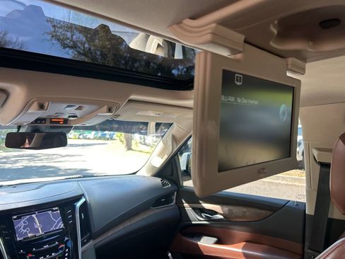 Used 2019 Cadillac Escalade Premium Luxury image 12