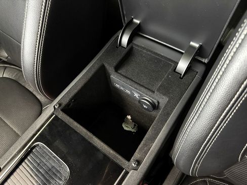 Used 2019 Jaguar F-PACE S image 31