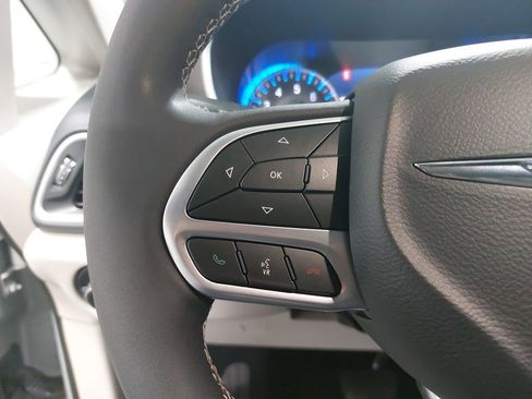 Used 2024 Chrysler Pacifica Touring-L image 19