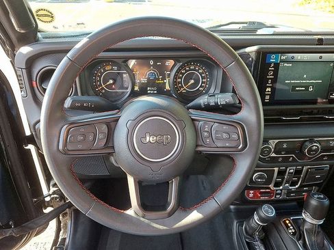 Used 2024 Jeep Wrangler Unlimited Rubicon AWD/4WD image 19