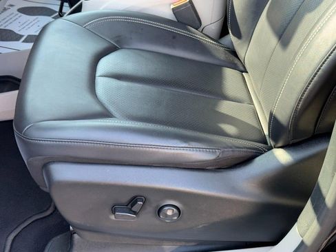 Used 2024 Chrysler Pacifica Touring-L image 25