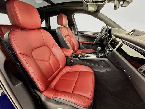 Certified 2025 Porsche Macan AWD/4WD image 30