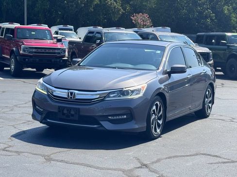 Used 2017 Honda Accord EX image 2
