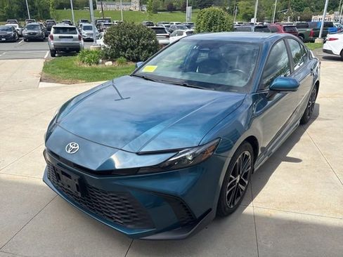 Used 2025 Toyota Camry SE FWD image 3