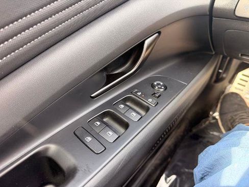 Used 2025 Hyundai Elantra SEL FWD image 21