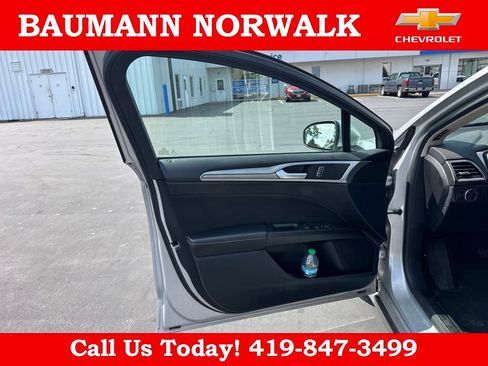 Used 2019 Ford Fusion SE FWD image 14