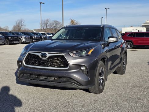 Used 2024 Toyota Highlander XLE image 3