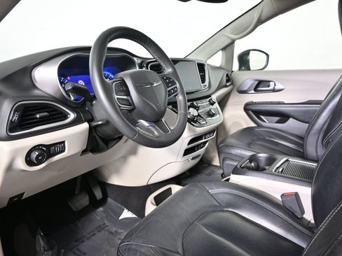 Used 2022 Chrysler Pacifica Touring-L FWD image 23