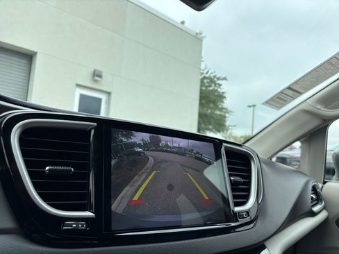 Used 2022 Chrysler Pacifica Touring-L image 18