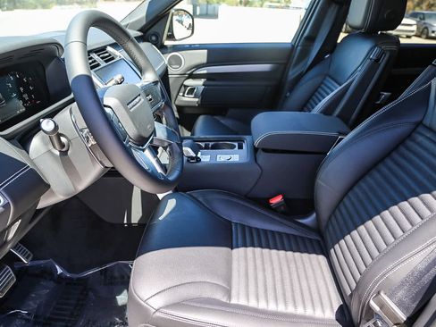 New 2025 Land Rover Discovery Dynamic SE image 17