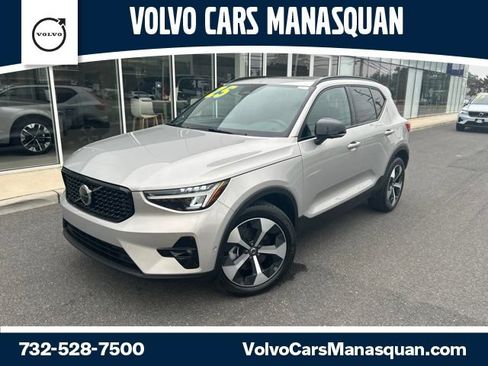Certified 2025 Volvo XC40 B5 Plus AWD/4WD image 1