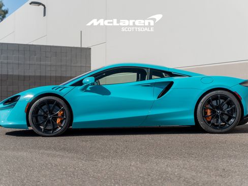 Used 2024 McLaren Artura image 4