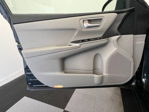 Used 2015 Toyota Camry SE w/ Moonroof Package image 7