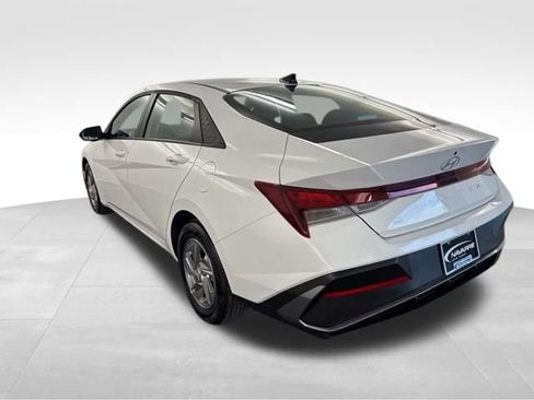 Used 2025 Hyundai Elantra SE FWD image 8