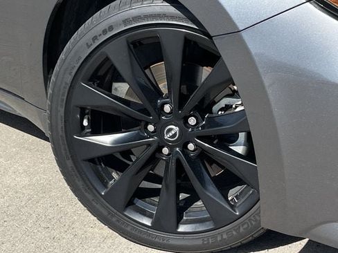 Used 2023 Nissan Maxima SR w/ Sport Mat Group FWD image 9