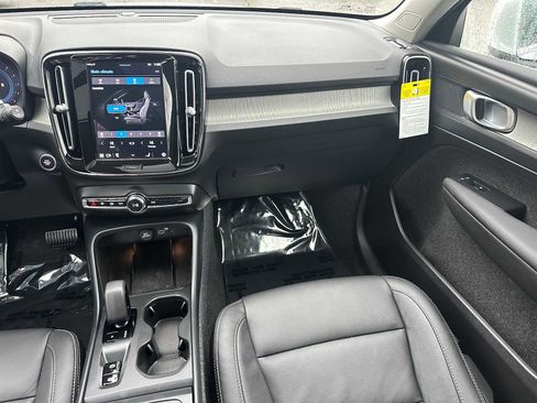 Used 2025 Volvo XC40 B5 Core w/ Protection Package Premier image 18