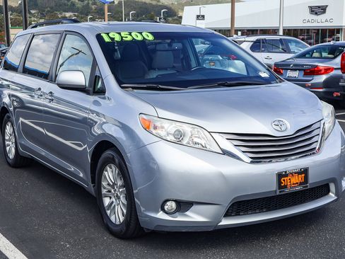 Used 2015 Toyota Sienna XLE Premium FWD image 22