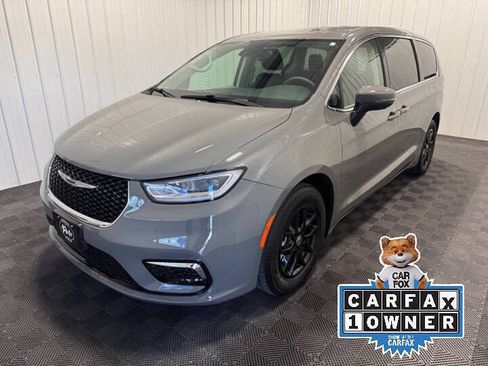 Used 2023 Chrysler Pacifica Touring-L FWD image 1