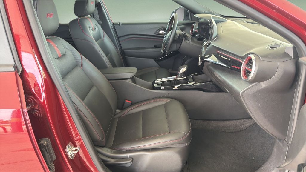 Used 2025 Chevrolet Trax RS w/ Sunroof Package FWD image 11