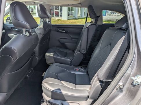Used 2021 Toyota Highlander XLE AWD/4WD image 21