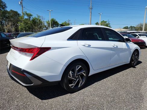 New 2025 Hyundai Elantra SEL image 3