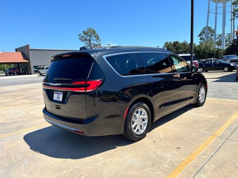 Used 2022 Chrysler Pacifica Touring-L w/ Uconnect Theater Family Group image 5