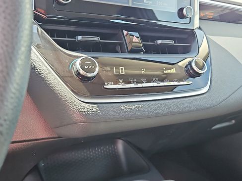 Used 2020 Toyota Corolla LE FWD image 18