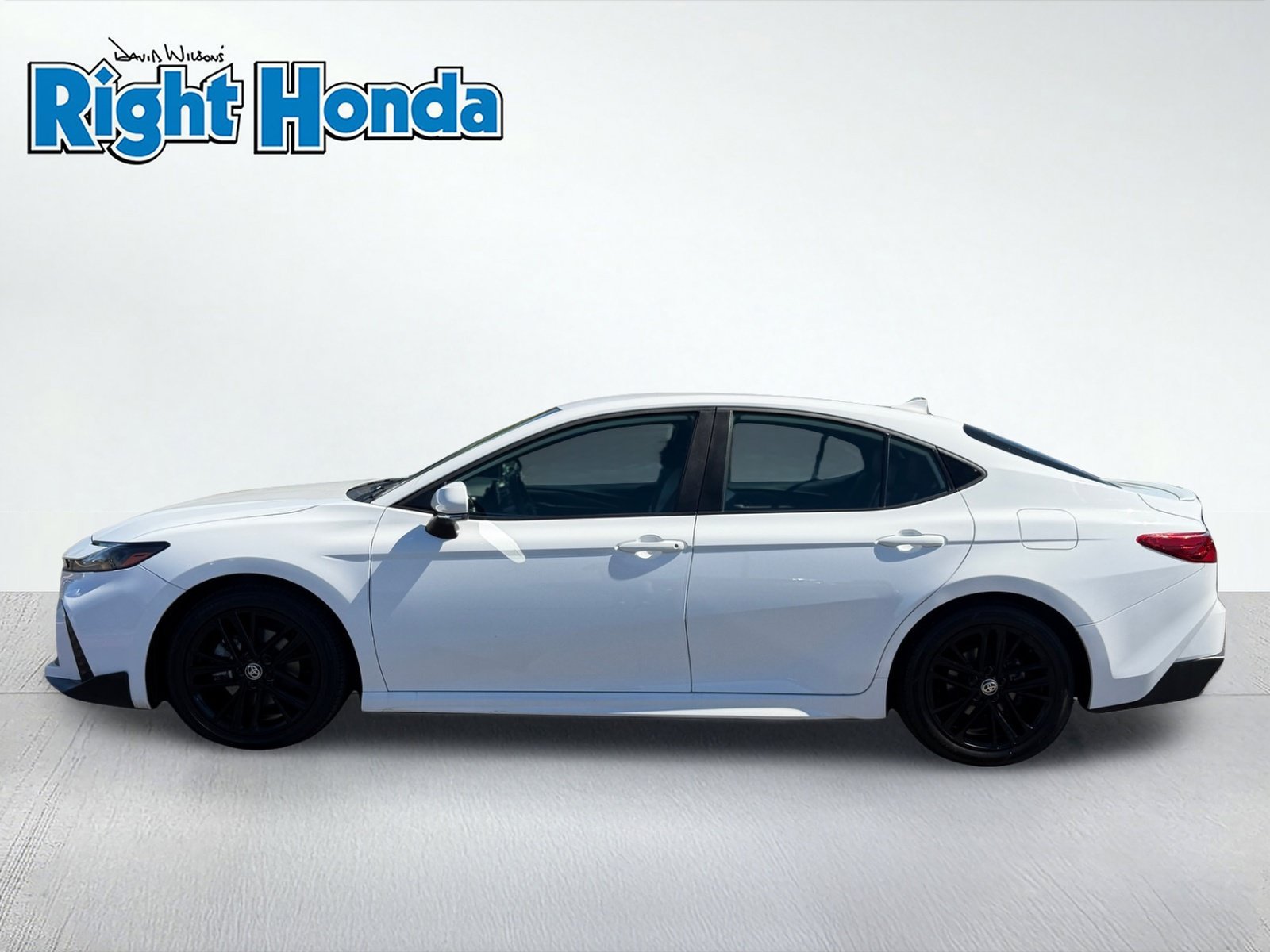 Used 2025 Toyota Camry SE FWD image 3