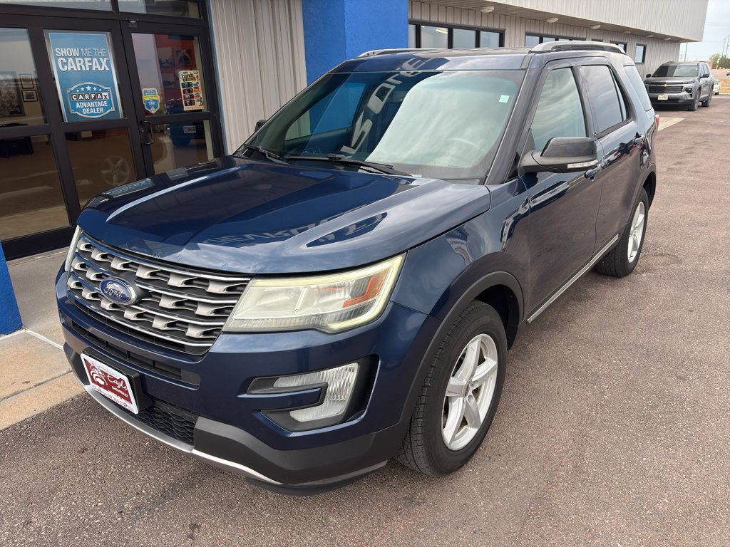 Used 2016 Ford Explorer XLT w/ Equipment Group 201A AWD/4WD image 2