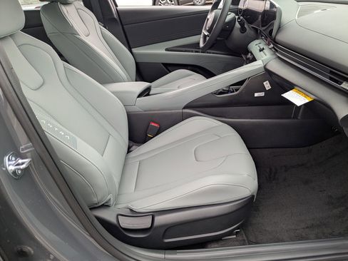 New 2025 Hyundai Elantra Limited image 25