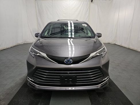 Used 2024 Toyota Sienna Platinum AWD/4WD image 2