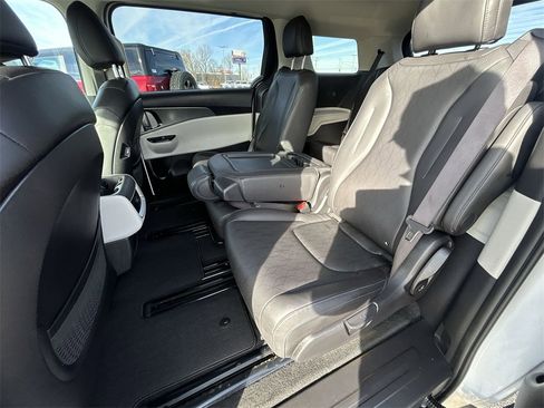 Used 2024 Kia Carnival LX image 27