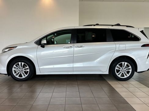 Certified 2022 Toyota Sienna XLE w/ XLE Plus Package image 7