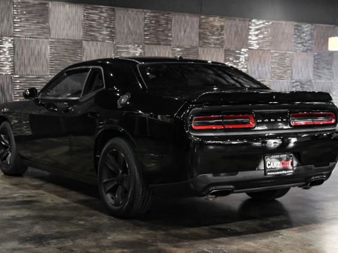 Used 2015 Dodge Challenger SXT image 9