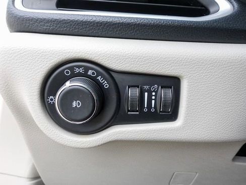 Used 2024 Chrysler Pacifica Select image 16