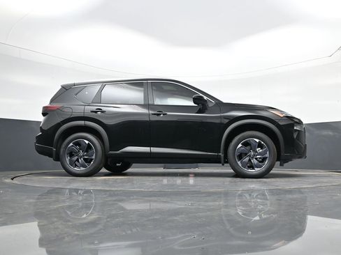 Used 2025 Nissan Rogue SV w/ SV Premium Package FWD image 1