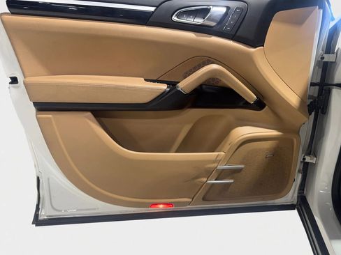 Used 2018 Porsche Cayenne w/ Premium Package image 13