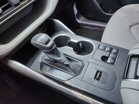 Used 2023 Toyota Highlander L image 12