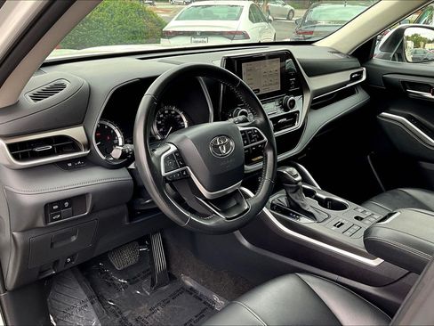 Used 2023 Toyota Highlander XLE AWD/4WD image 13