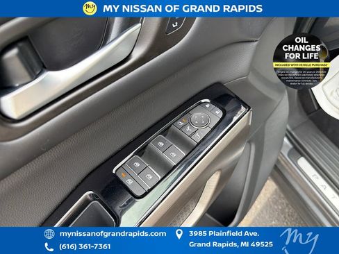 Used 2025 Nissan Pathfinder Platinum AWD/4WD image 12