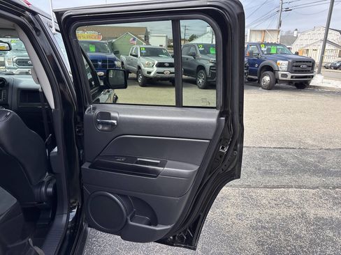 Used 2017 Jeep Patriot High Altitude image 32