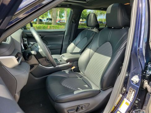 Used 2025 Toyota Highlander XSE AWD/4WD image 17