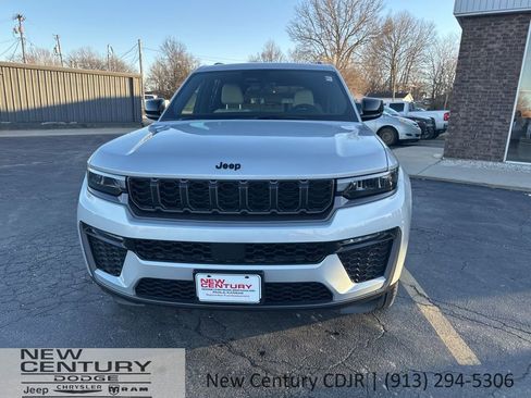 New 2026 Jeep Grand Cherokee Limited w/ Limited Altitude Package AWD/4WD image 3