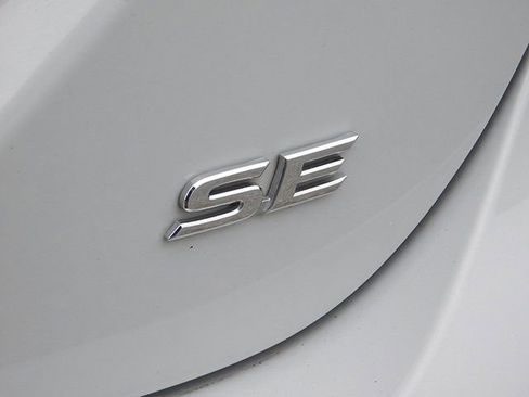 Used 2023 Toyota Camry SE image 6