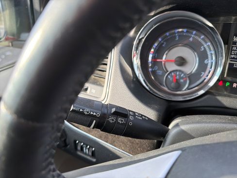 Used 2016 Chrysler Town & Country Touring-L image 32