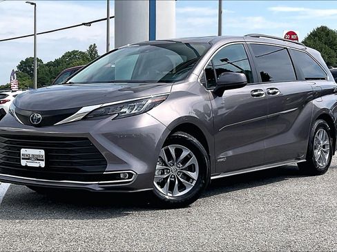 Used 2021 Toyota Sienna XLE FWD image 3