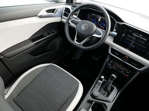 Certified 2025 Volkswagen Taos SE image 9